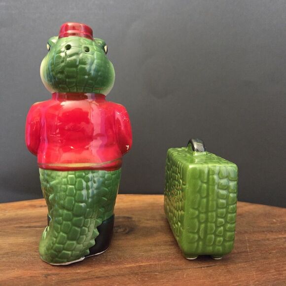 VTG VANDOR Bellhop Alligator and Luggage Anthropomorphic Salt & Pepper Shakers - Picture 7 of 13